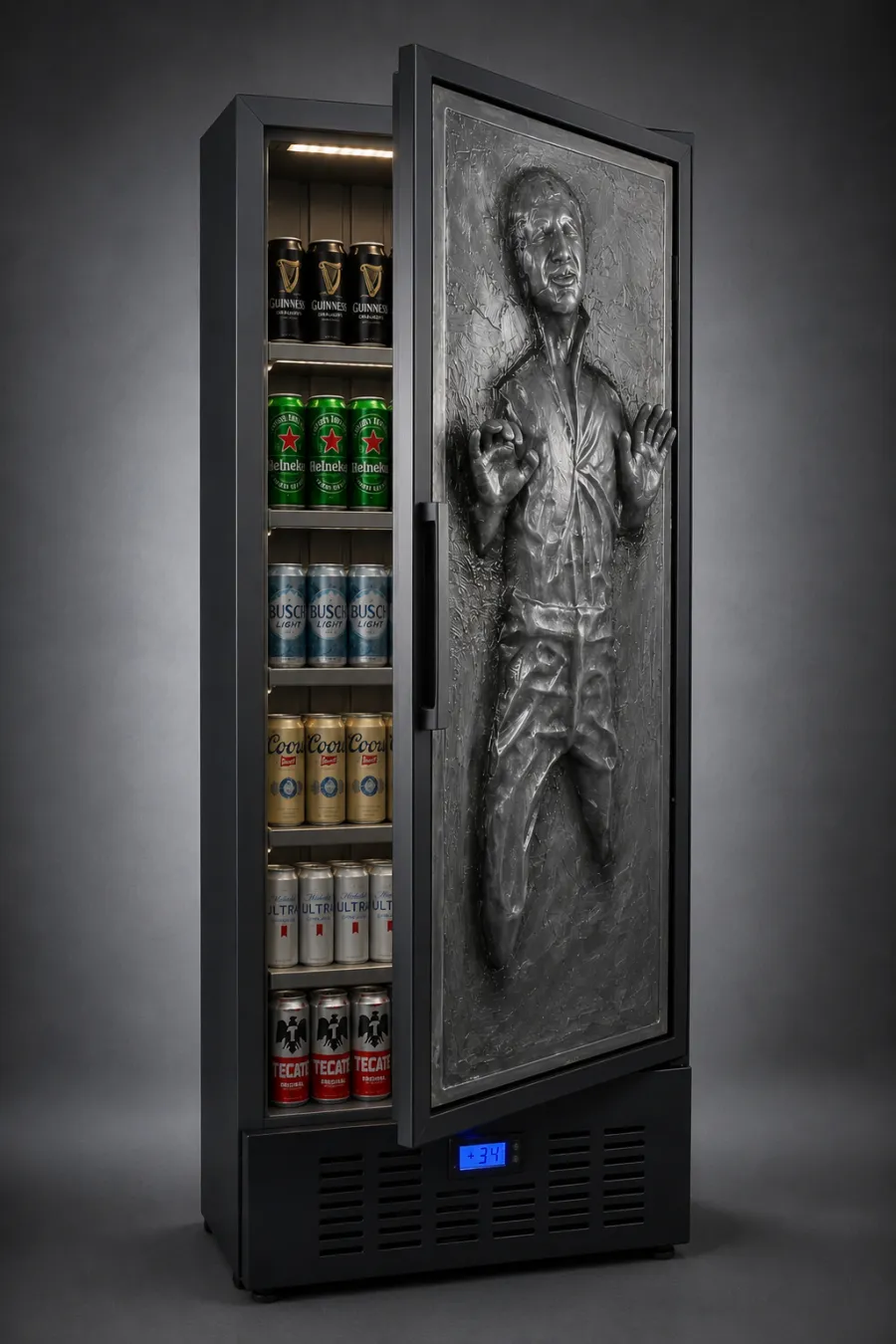 Refrigerador negro con puerta abierta y relieve metálico de figura criogenizada en la puerta, latas en el interior